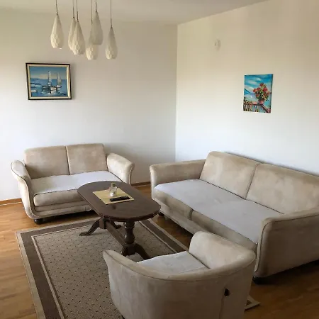 Square Apartment *